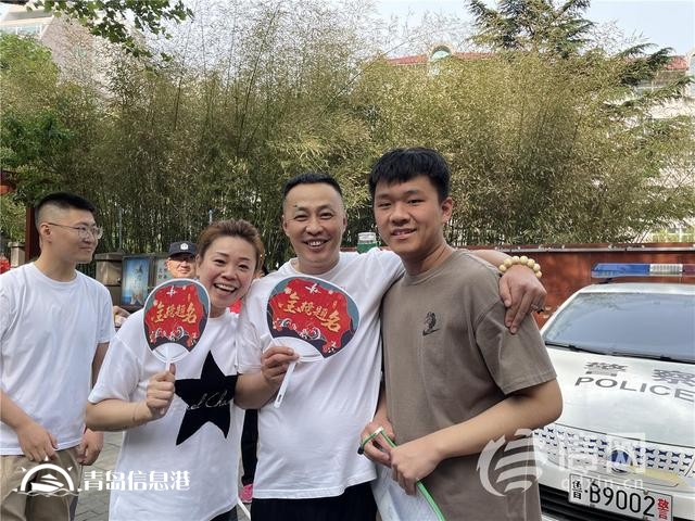 直擊高考：旗袍、紅T恤還不夠 有家長帶上萌寵來送考