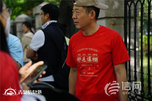 直擊高考：旗袍、紅T恤還不夠 有家長帶上萌寵來送考