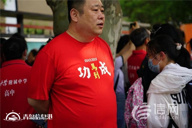 直擊高考：旗袍、紅T恤還不夠 有家長帶上萌寵來送考