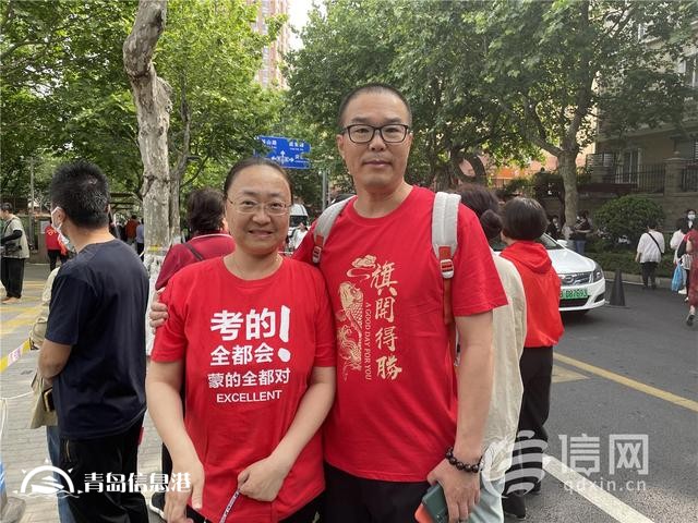 直擊高考：旗袍、紅T恤還不夠 有家長帶上萌寵來送考