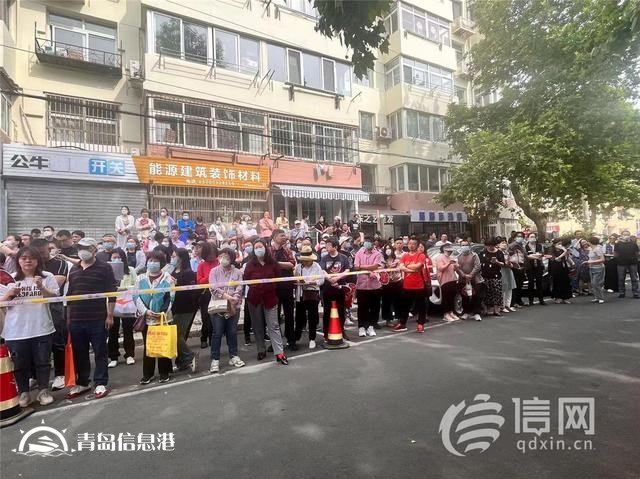 直擊高考：旗袍、紅T恤還不夠 有家長帶上萌寵來送考