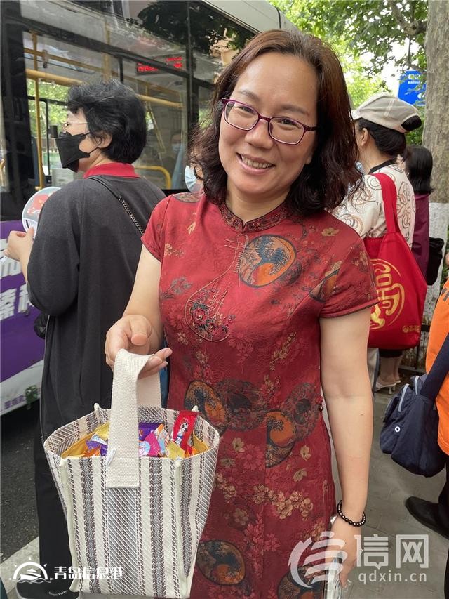 直擊高考：青島送考老師排隊與考生擊掌 送上祝福