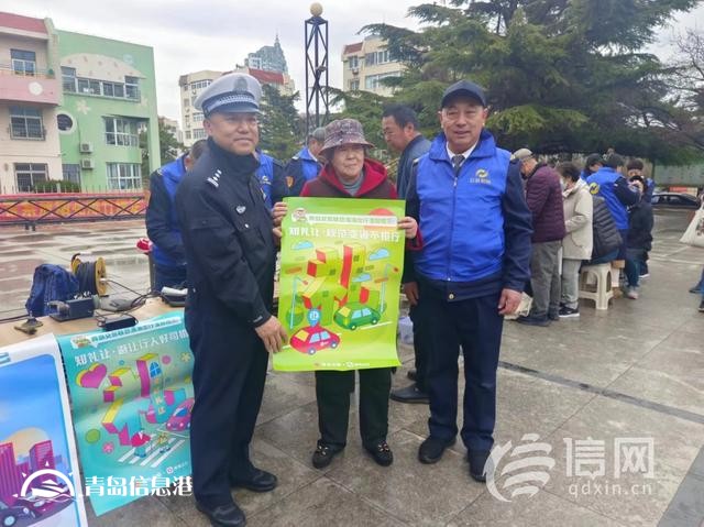 遼源路街道開(kāi)展便民服務(wù)大集 交警向居民普及假期文明出行知識(shí)