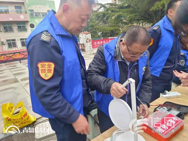 遼源路街道開(kāi)展便民服務(wù)大集 交警向居民普及假期文明出行知識(shí)