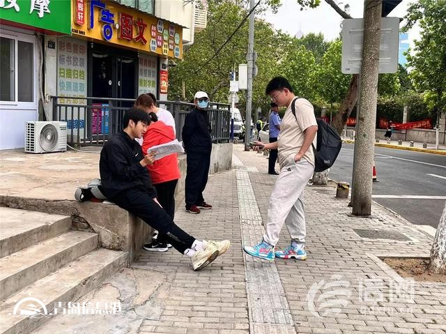 直擊高考：老師六點(diǎn)半就來到考點(diǎn) 將全程陪伴考生