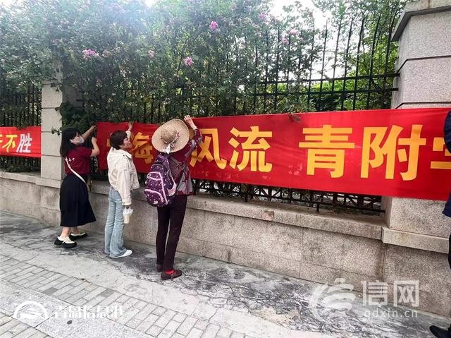 直擊高考：老師六點(diǎn)半就來到考點(diǎn) 將全程陪伴考生