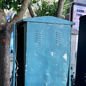 信號(hào)箱封閉門(mén)“四敞大開(kāi)” 市民擔(dān)心有安全隱患