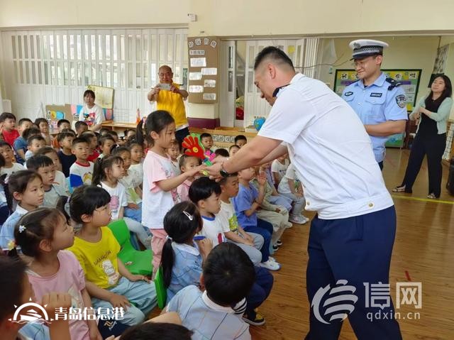 信新相映走進金湖路幼兒園 讓孩子們體驗當(dāng)“小鐵騎”的樂趣