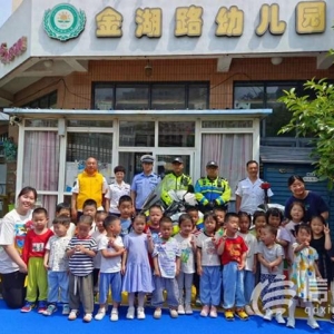 信新相映走進(jìn)金湖路幼兒園 讓孩子們體驗(yàn)當(dāng)“小鐵騎”的樂(lè)趣