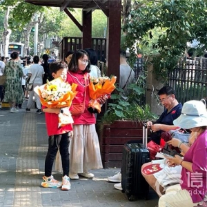 直擊高考：2024年高考落下帷幕 “顯眼包”花式接考排面拉滿(mǎn)