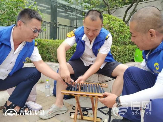 信新相映走進錦苑社區(qū) 志愿者磨刀、維修鍋具樣樣在行