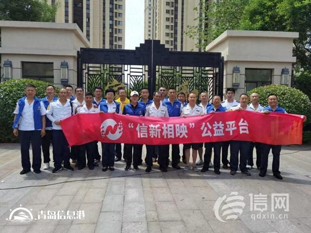 信新相映走進錦苑社區(qū) 志愿者磨刀、維修鍋具樣樣在行