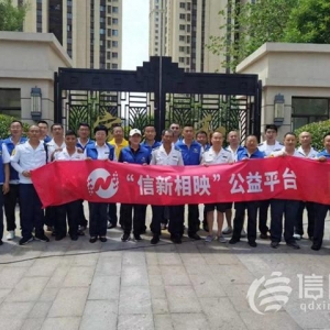 信新相映走進錦苑社區(qū) 志愿者磨刀、維修鍋具樣樣在行