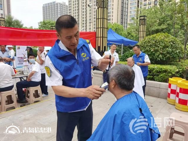 信新相映走進錦苑社區(qū) 志愿者磨刀、維修鍋具樣樣在行
