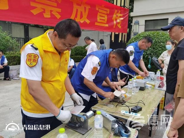 信新相映走進錦苑社區(qū) 志愿者磨刀、維修鍋具樣樣在行