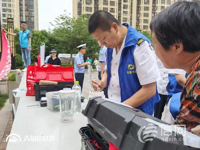 信新相映走進錦苑社區(qū) 志愿者磨刀、維修鍋具樣樣在行