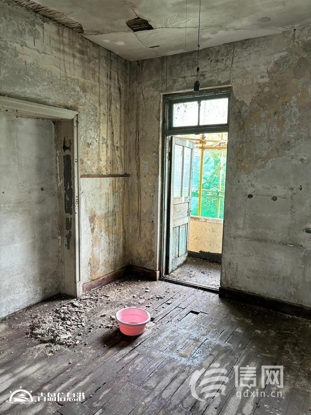 青島齊東路一處正在改造的木制結構房屋突發(fā)火情