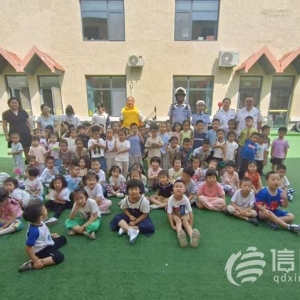 信新相映走進(jìn)智慧熊幼兒園 讓孩子們?cè)谟淇熘袑W(xué)習(xí)交通安全知識(shí)