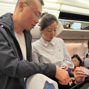 飛機上乘客突發(fā)高血壓 青島市立醫(yī)院醫(yī)生緊急施救