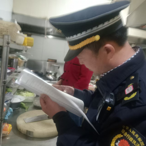 李園街道綜合行政執(zhí)法中隊(duì)：“信用+執(zhí)法”整治城市餐飲油煙，共筑藍(lán)天防線 ...
