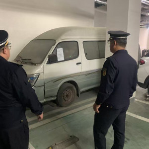 鳳臺執(zhí)法中隊(duì)：整治“僵尸車”難題 還居民公共空間