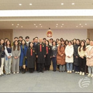 青島大學(xué)法學(xué)院師生走進(jìn)涉外法務(wù)區(qū)開展旁聽庭審實(shí)踐活動