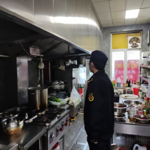 平度市東閣街道執(zhí)法中隊(duì)靶向出擊，聚力攻破餐飲油煙擾民問題 ...