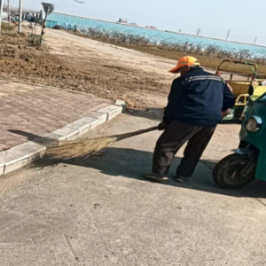 清理路面積土，營造干凈整潔的城鎮(zhèn)環(huán)境