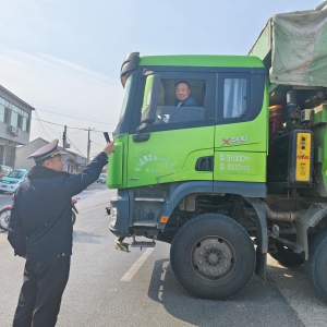 古峴中隊黨支部強化渣土車管理，守護道路交通安全