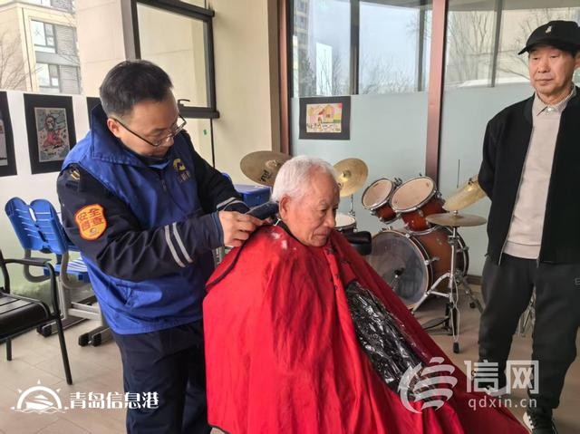 ?臺(tái)柳路社區(qū)開展“紅柳情”便民小專場(chǎng)活動(dòng) 磨刀服務(wù)又添“新”力