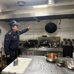 平度市東閣街道執(zhí)法中隊開展餐飲油煙整治，解決群眾油煙“煩心事” ...