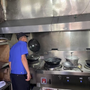平度市東閣街道執(zhí)法中隊源頭控油煙，讓清新“煙火氣”常駐 ...